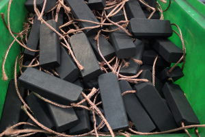 Escobillas de grafito CIMSAMEX con cables de cobre, fabricadas para garantizar eficiencia y durabilidad en motores eléctricos industriales.