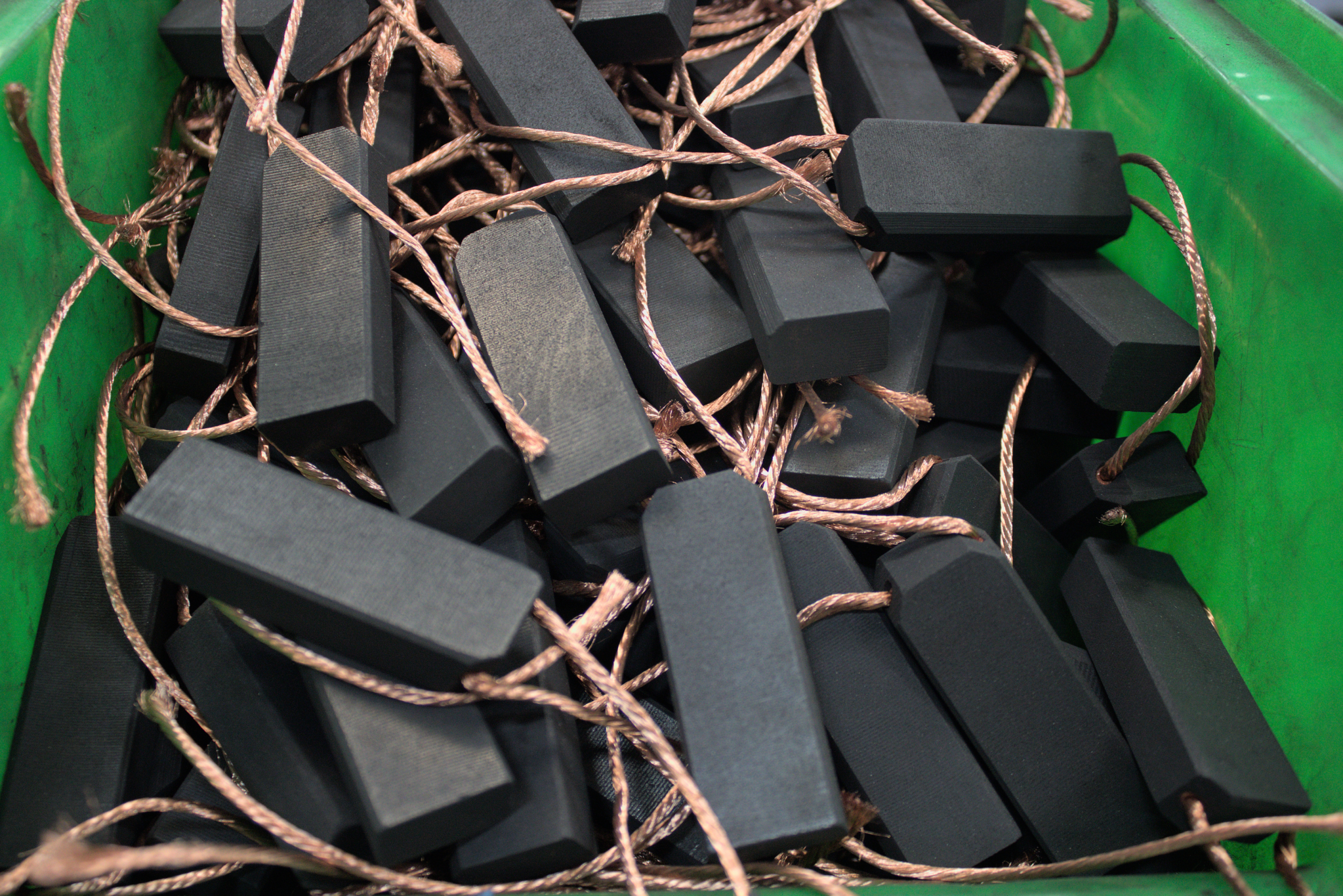 Escobillas de grafito CIMSAMEX con cables de cobre, fabricadas para garantizar eficiencia y durabilidad en motores eléctricos industriales.