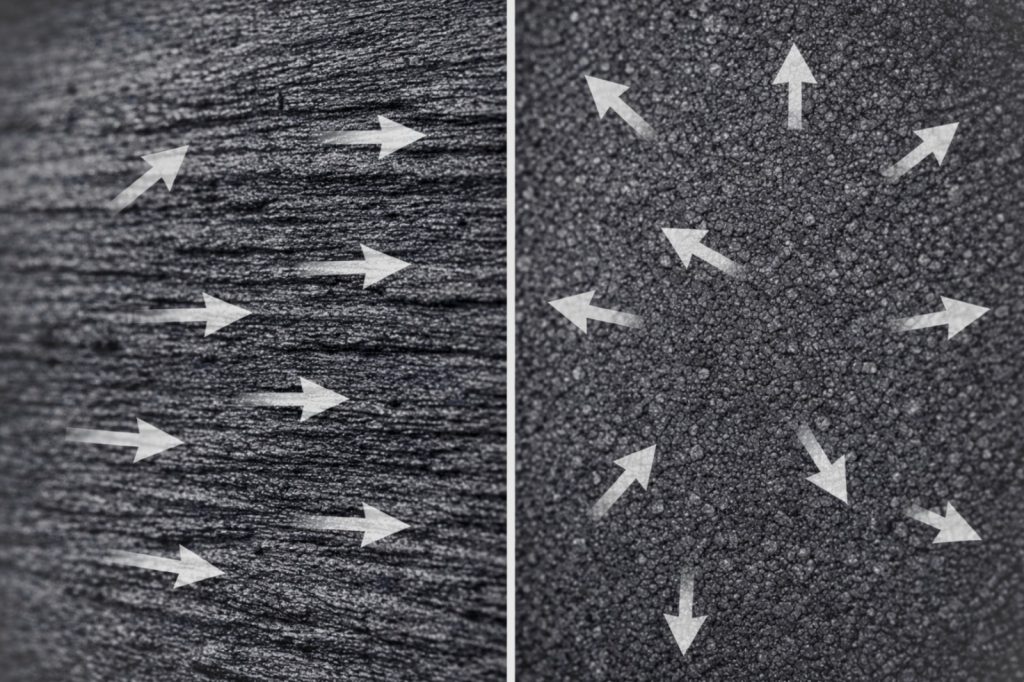 Comparación de estructura interna entre grafito extruido y grafito isomoldeado mostrando anisotropía e isotropía