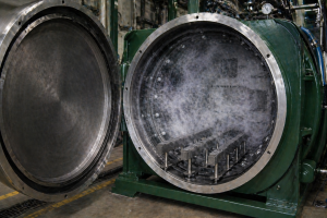 Outgassing en grafito dentro de horno de vacío a alta temperatura con liberación de gases en componentes internos