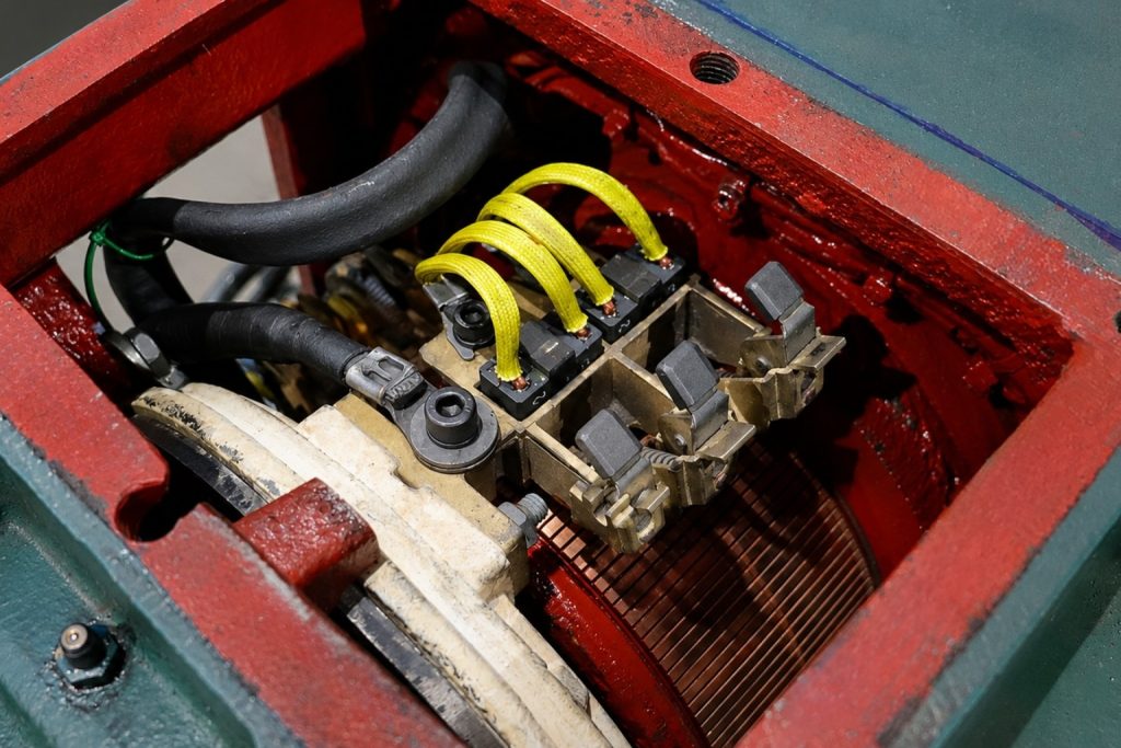 Componente de grafito instalado en un equipo industrial donde la precisión dimensional es fundamental para el correcto funcionamiento del sistema.
