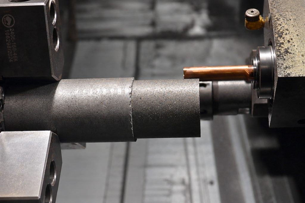 Proceso de maquinado CNC de una pieza de grafito industrial a partir de un diseño optimizado para reducir tiempos y costos de fabricación.