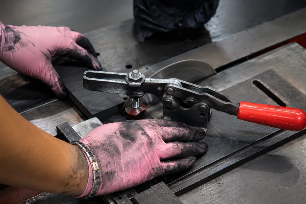 Corte y preparación de un bloque de grafito antes del maquinado CNC.