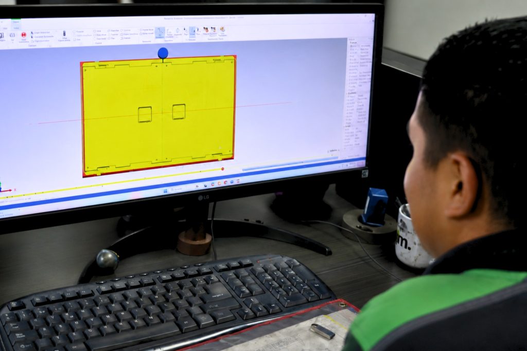 Ingeniero revisando el modelo CAD de una pieza de grafito antes de iniciar su fabricación.