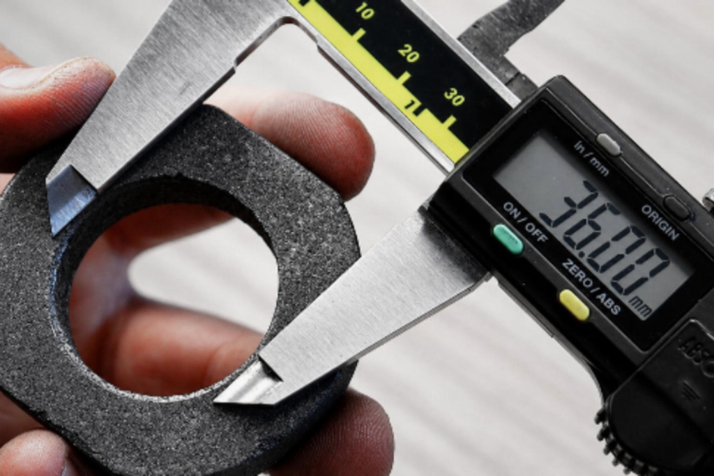Pieza de grafito industrial fabricada conforme a plano técnico para aplicaciones industriales de alta precisión.