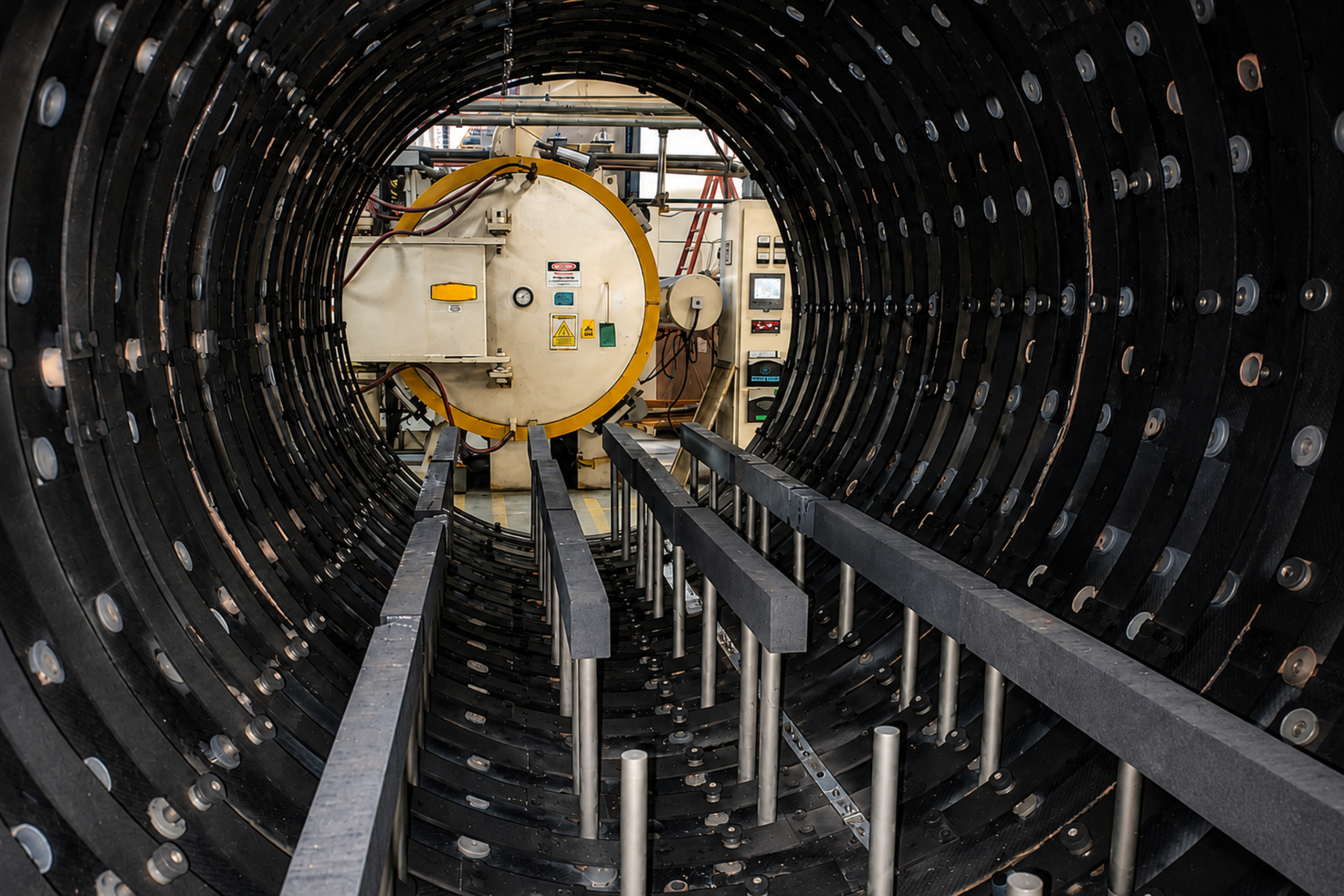 Cómo identificar pérdidas. Interior de un horno industrial donde el estado de los componentes influye en la eficiencia térmica y el consumo de energía.